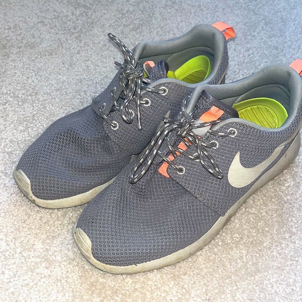 Nike tennis shoes